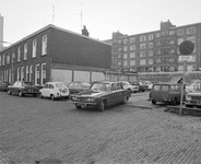 64101 Gezicht op de parkeerplaats aan de Jan Meijenstraat te Utrecht, met links de huizen Jan Meijenstraat 36 -lager. ...